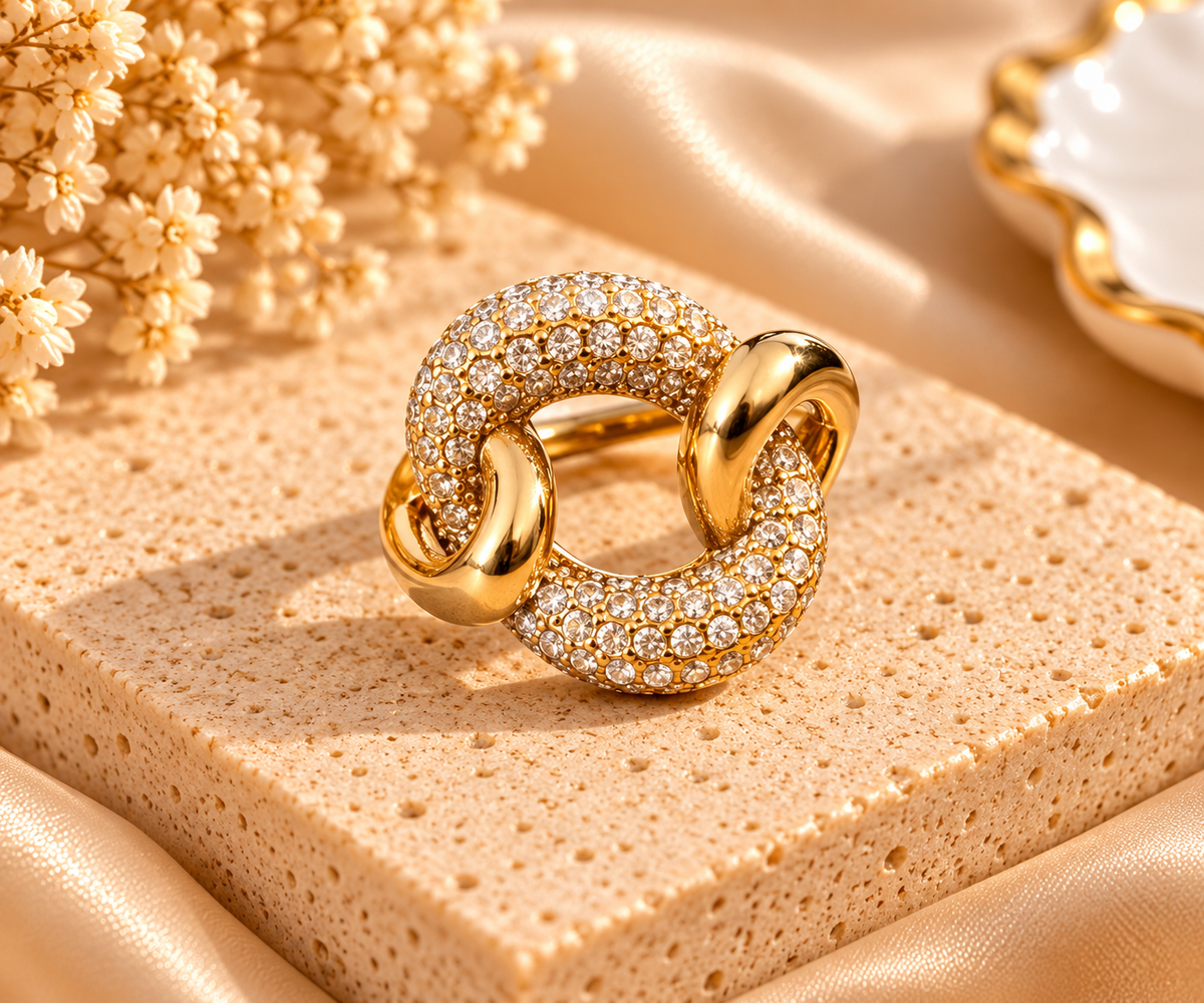 Bague Kaïna dorée sertie de zircons – Mujawharat Dream