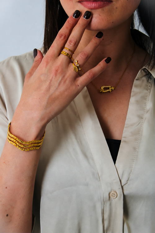 Bague Aïcha porté avec la bague Amel collier Thalia et Bracelet Souna