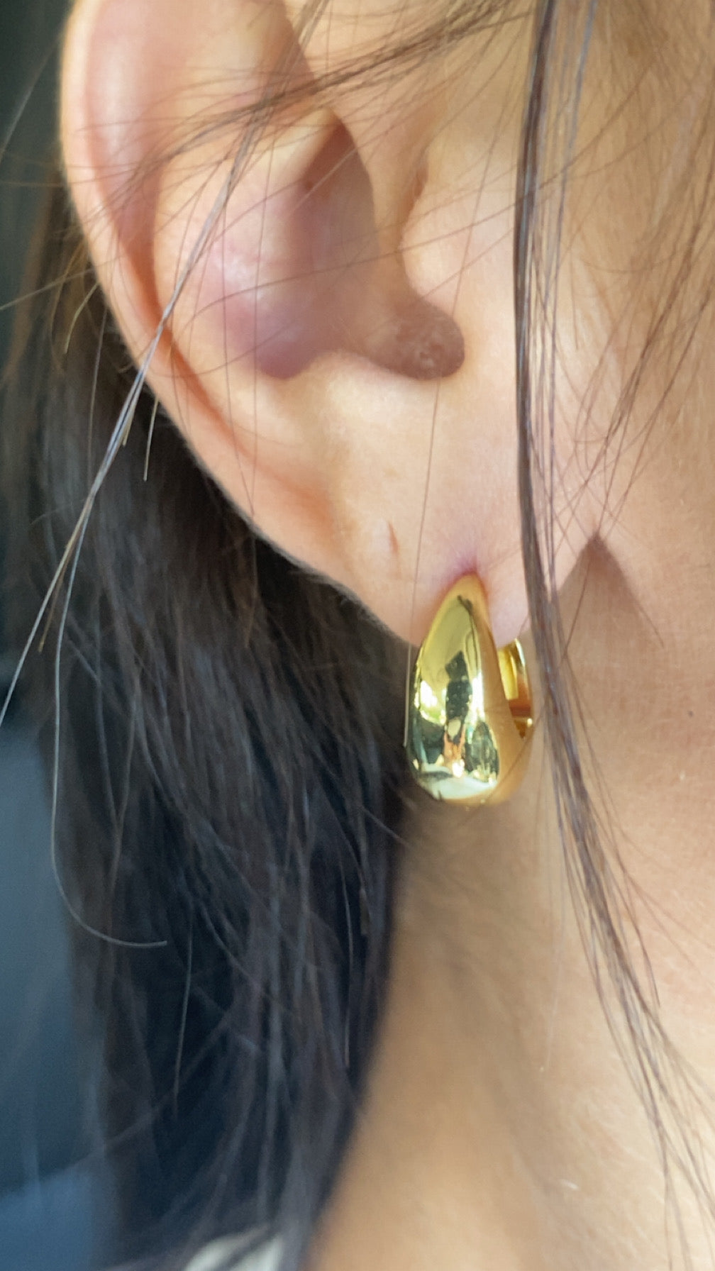 Boucles d’oreilles Lyna dorées portées à l’oreille