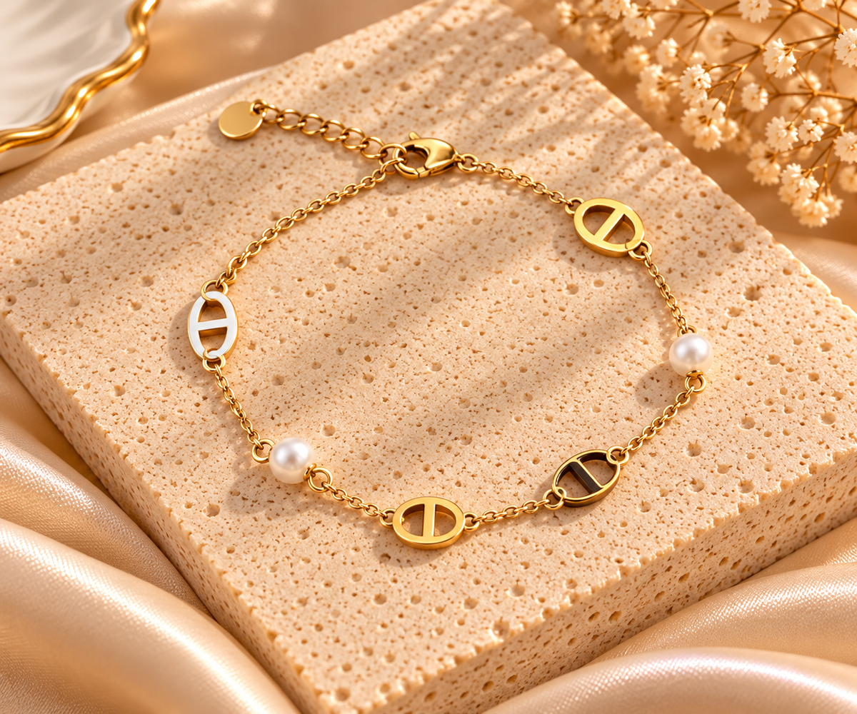 Bracelet Naïra doré en acier inoxydable avec perles blanches