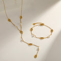 Collier Naïra doré avec perles blanches et motifs ovales