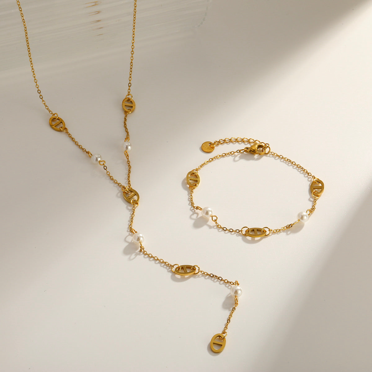 Collier Naïra doré avec perles blanches et motifs ovales
