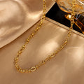 Collier Salma doré à maillons texturés présenté sur satin