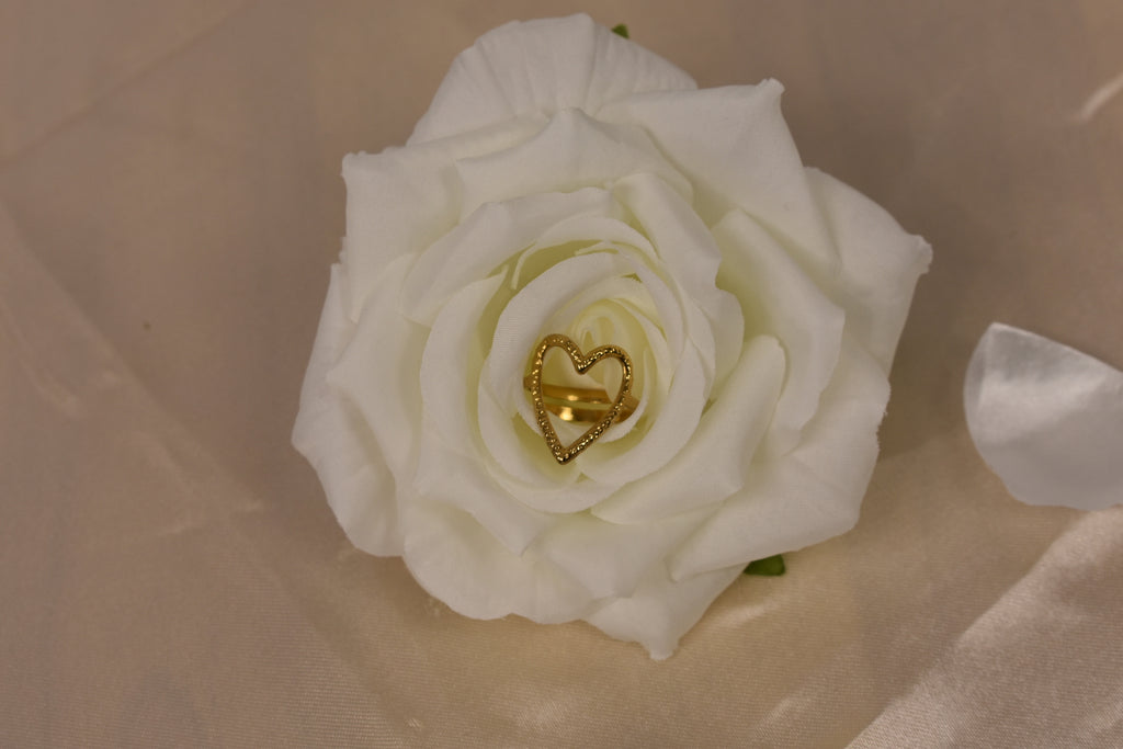 Bague cœur dorée Aya en acier inoxydable 304L sur rose blanche – Mujawharat Dream