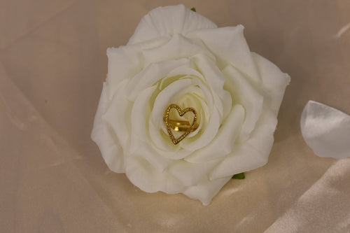 Bague cœur dorée Aya en acier inoxydable 304L sur rose blanche – Mujawharat Dream