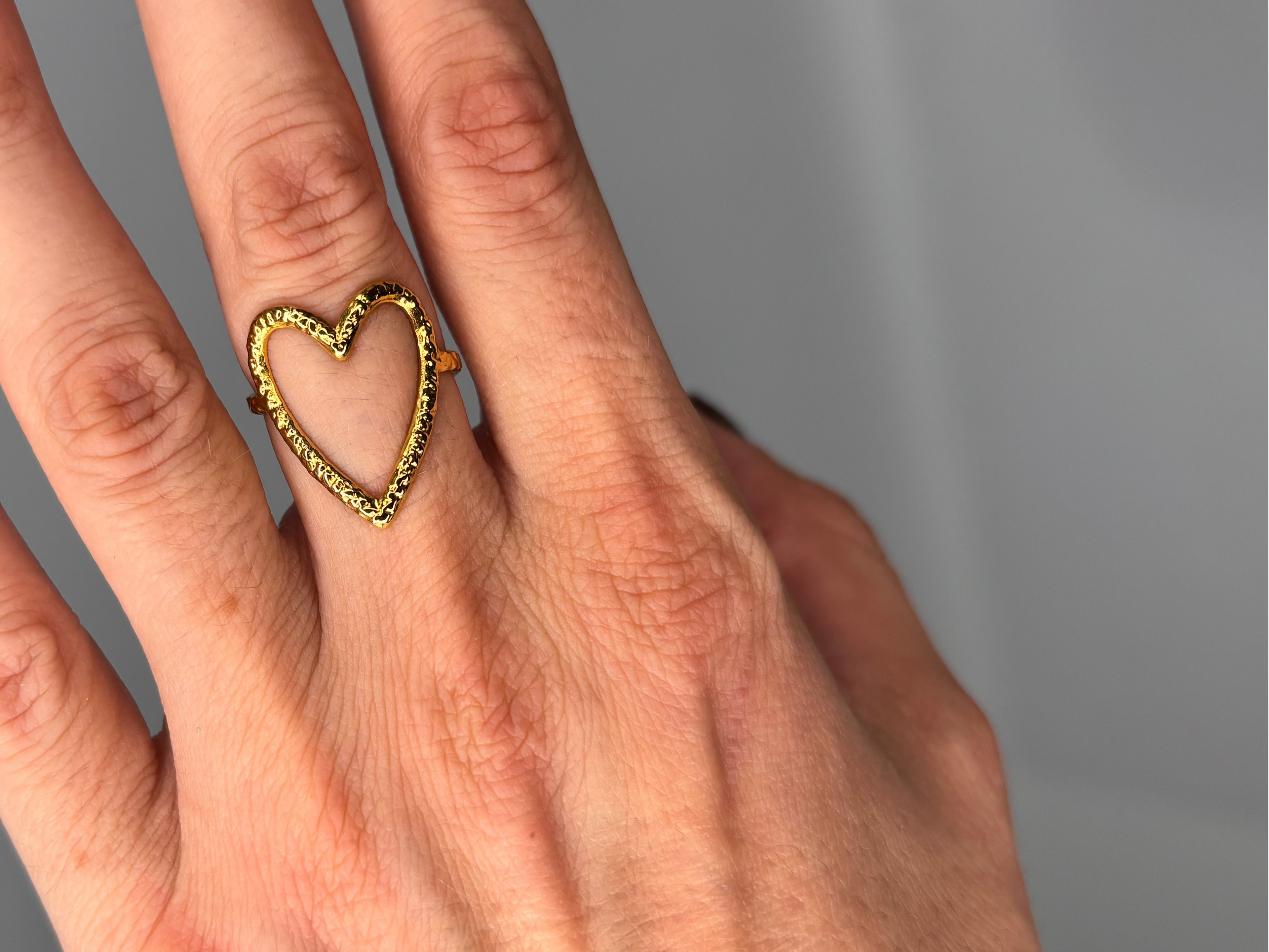 Bague cœur dorée Aya portée à la main – Mujawharat Dream